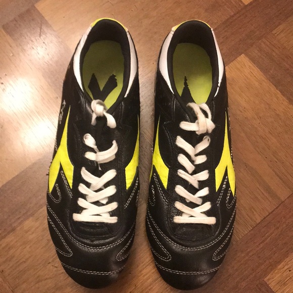 Diadora Soccer Shoes - Picture 1 of 4